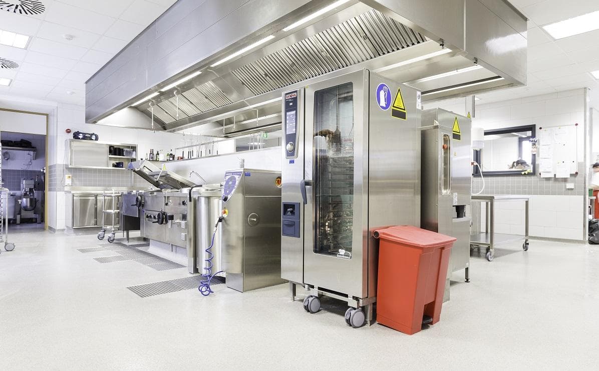 Higieniczna posadzka żywiczna w kuchni przemysłowej zgodna z HACCP
