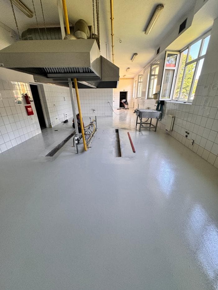 Posadzka żywiczna w kuchni - zalety, wady i praktyczne wskazówki